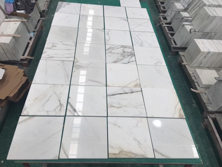 Calacatta valgest marmorist plaadid