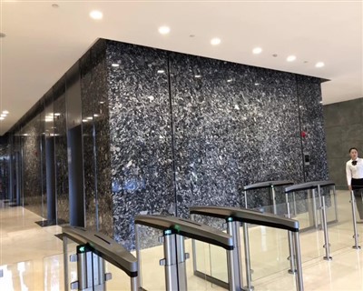 Must marinaadi graniit